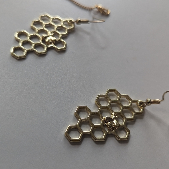 Bee and Honey Comb necklace and earring set - Picture 9 of 12